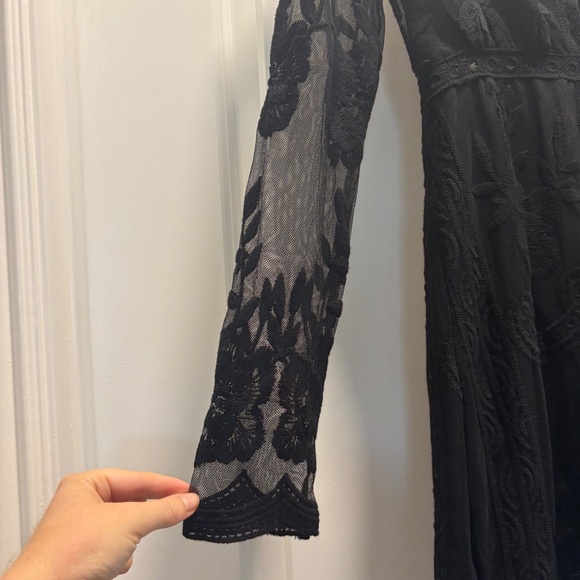 Honey Punch Black Embroidered Lace Long Sleeve V Neck Dress - Picture 4 of 11